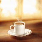 Kaffee in silberumrandeter Tasse — Stockfoto