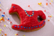 Nahaufnahme von rotem Schaukelpferd-Keks — Stockfoto