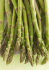 Asparagi freschi verdi maturi — Foto stock