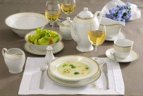 Tischdekoration mit Suppe — Stockfoto