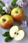 Dos manzanas enteras y media - foto de stock