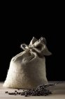 Мешок кофейных зерен с сенсацией — стоковое фото