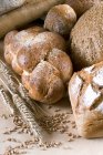 Разнообразные хлебные хлебы — стоковое фото