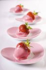 Erdbeeren in rosa Zuckerguss getaucht — Stockfoto