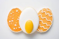 Biscuits de Pâques sur blanc — Photo de stock