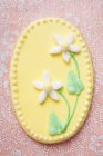 Easter biscuit with narcissi flower — Stock Photo