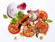 Tomates, ervas, pimenta, alho e cebola sobre fundo branco — Fotografia de Stock