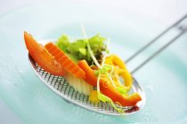 Frisches Gemüse über Teller — Stockfoto
