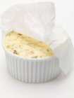 Vue rapprochée du Caf de Paris beurre épicé en plat blanc — Photo de stock