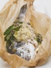 Baked sea bream with lemon and herbs — Stock Photo