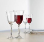 Очки с красным и белым вином — стоковое фото