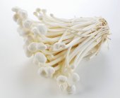 Свежие грибы эноки — стоковое фото