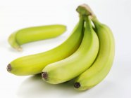 Plátanos frescos inmaduros - foto de stock