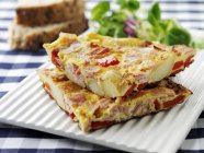 Omelette de jambon et légumes — Photo de stock