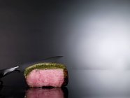 Carne arrosto con coltello — Foto stock