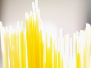 Paquete de espaguetis secos - foto de stock
