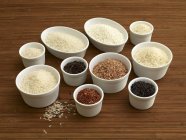 Différents types de riz non cuit — Photo de stock