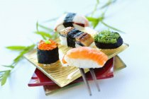 Разнообразные суши маки и нигири — стоковое фото
