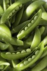 Piselli verdi freschi in baccelli — Foto stock