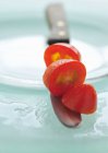 Нарізаний червоний дитячий помідор — стокове фото