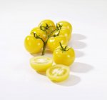 Tomates amarillos maduros - foto de stock