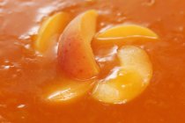 Closeup view of apricot wedges in apricot puree — Stock Photo