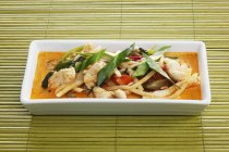 Vue rapprochée du curry de dinde thaïlandaise rouge — Photo de stock