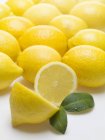 Свежие и спелые лимоны — стоковое фото