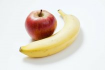 Яблоко и желтый банан — стоковое фото