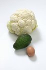 Цвітна капуста з авокадо та яйцем — стокове фото