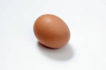 Свежее коричневое яйцо — стоковое фото
