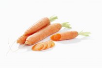 Zanahorias frescas en rodajas - foto de stock