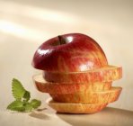 Стиглі шматочки яблук — стокове фото