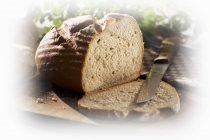 Brot teilweise aufgeschnitten — Stockfoto