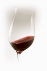 Vino rosso vorticoso in vetro — Foto stock