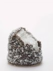 Bolo de chocolate coberto com coco ralado — Fotografia de Stock