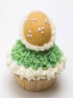 Cupcake and baked Easter egg — Stock Photo