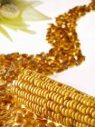 Кукуруза на початках и зернах кукурузы — стоковое фото