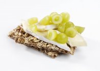 Brie and green grapes — Stock Photo
