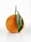 Orange mûr avec feuille — Photo de stock