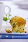 Muffin parzialmente mangiato sul piatto — Foto stock