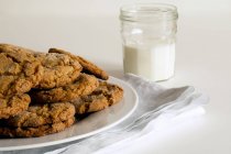 Biscoitos com um copo de leite — Fotografia de Stock