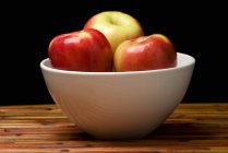 Frische Äpfel in weißer Schüssel — Stockfoto
