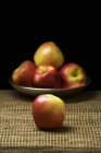 Maçã com Prato de maçãs — Fotografia de Stock
