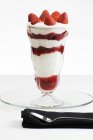Vue rapprochée de fraise Parfait aux baies en verre — Photo de stock