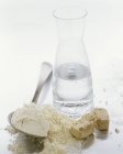 Vista close-up de farinha com colher, água e levedura — Fotografia de Stock