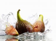 Fresh figs with splashing water — Stock Photo