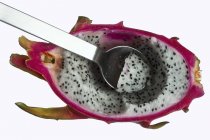 Mitad Dragonfruit con cuchara - foto de stock
