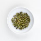 Чаша зеленых бобов мунго — стоковое фото