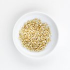 Vista dall'alto della crusca di grano su un piatto bianco — Foto stock